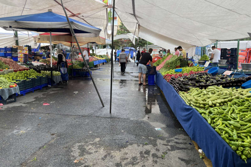 Sağanak yağışın etkisiyle semt pazarları boş kaldı