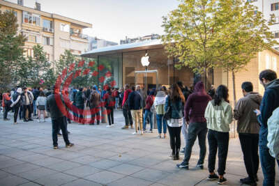 57 bin TL’lik cep telefonunu almak için kuyruğa girdiler