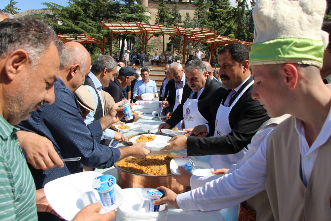 Amasya’da vatandaşlara ahi pilavı dağıtıldı