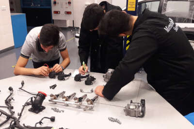 Mercedes-Benz laboratuvarlarında 2 bin 416 öğrenci eğitim aldı